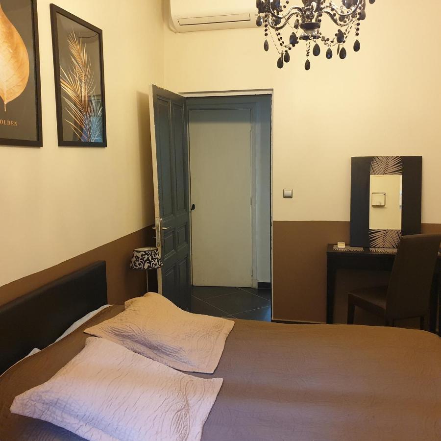 Appartement intra muros 8 personnes climatisé Wifi stationnement facile Aviñón Exterior foto